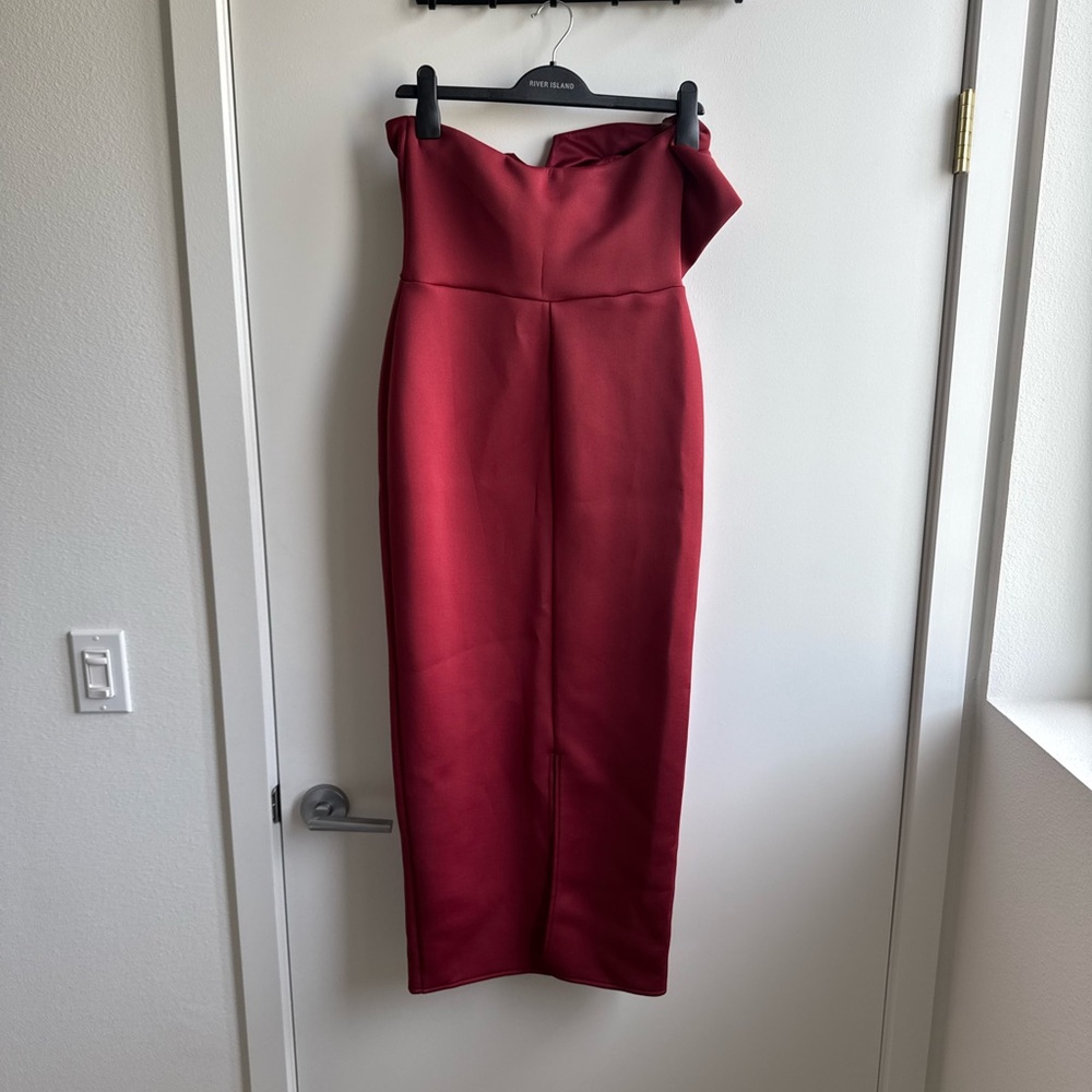 Elegant Red Strapless Scuba Dress - Picture 2 of 3